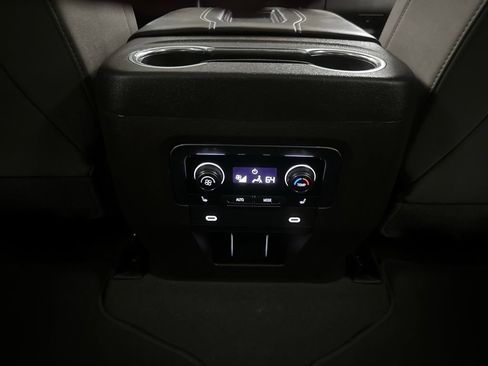 Used 2022 Chevrolet Suburban LT w/ LT Signature Plus Package RWD image 23