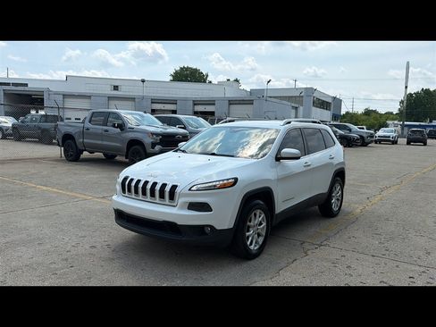 Used 2016 Jeep Cherokee Latitude w/ Cold Weather Group AWD/4WD image 2