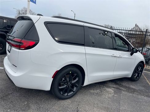 New 2026 Chrysler Pacifica Limited w/ S Appearance Package image 5