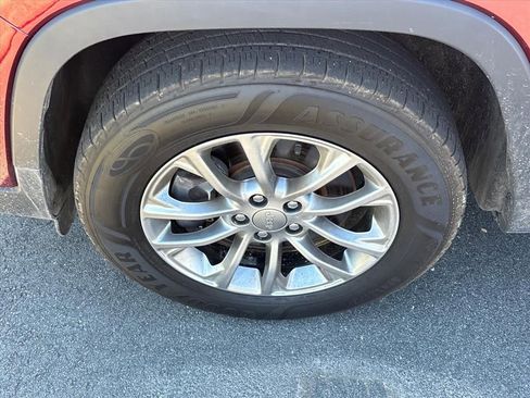 Used 2019 Jeep Cherokee Latitude Plus AWD/4WD image 14