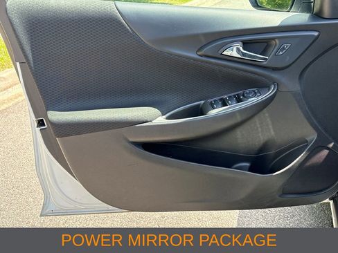 Used 2025 Chevrolet Malibu LT FWD image 3