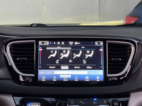 Used 2024 Chrysler Pacifica Touring-L image 17