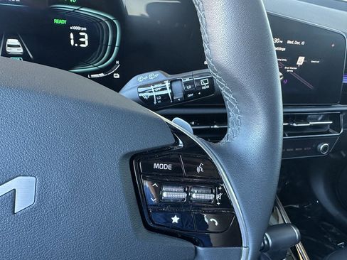Used 2023 Kia Niro EX Touring image 19