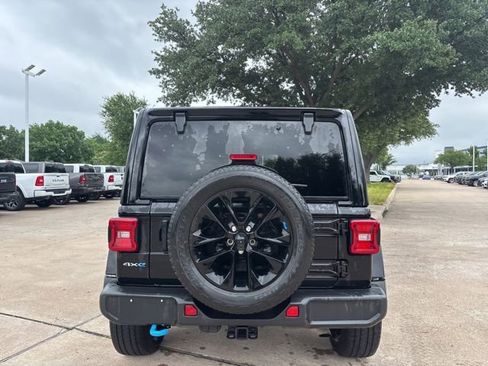Used 2022 Jeep Wrangler Unlimited Sahara w/ Cold Weather Group AWD/4WD image 6