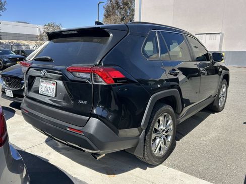 Used 2019 Toyota RAV4 XLE Premium w/ Carpet Mat Package FWD image 4