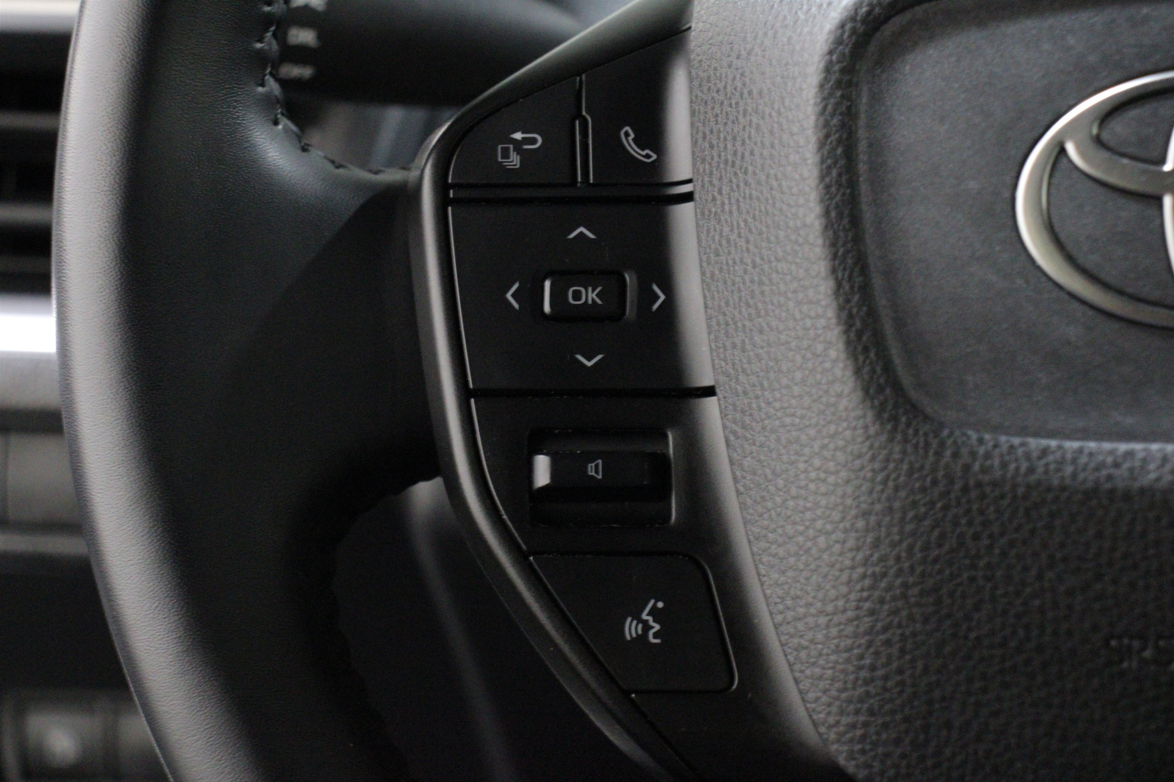 Used 2024 Toyota Prius LE FWD image 9