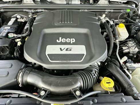 Used 2017 Jeep Wrangler Sahara w/ Connectivity Group AWD/4WD image 27