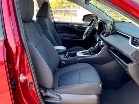 Used 2021 Toyota RAV4 LE image 9