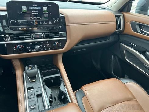 Used 2024 Nissan Pathfinder Platinum w/ Lighting Package (N92) FWD image 17