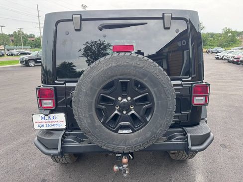 Used 2013 Jeep Wrangler Unlimited Sahara AWD/4WD image 5