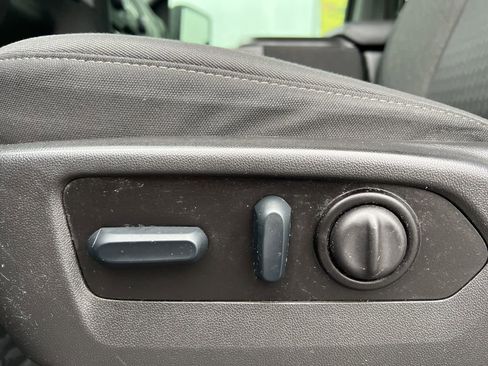 Used 2022 Chevrolet Silverado 2500 Custom w/ Custom Value Package image 11