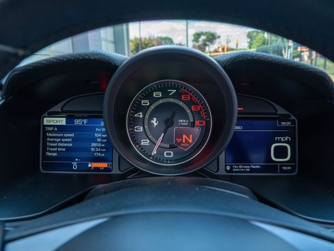 Used 2019 Ferrari Portofino RWD image 38