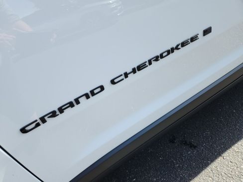 New 2025 Jeep Grand Cherokee Altitude image 24