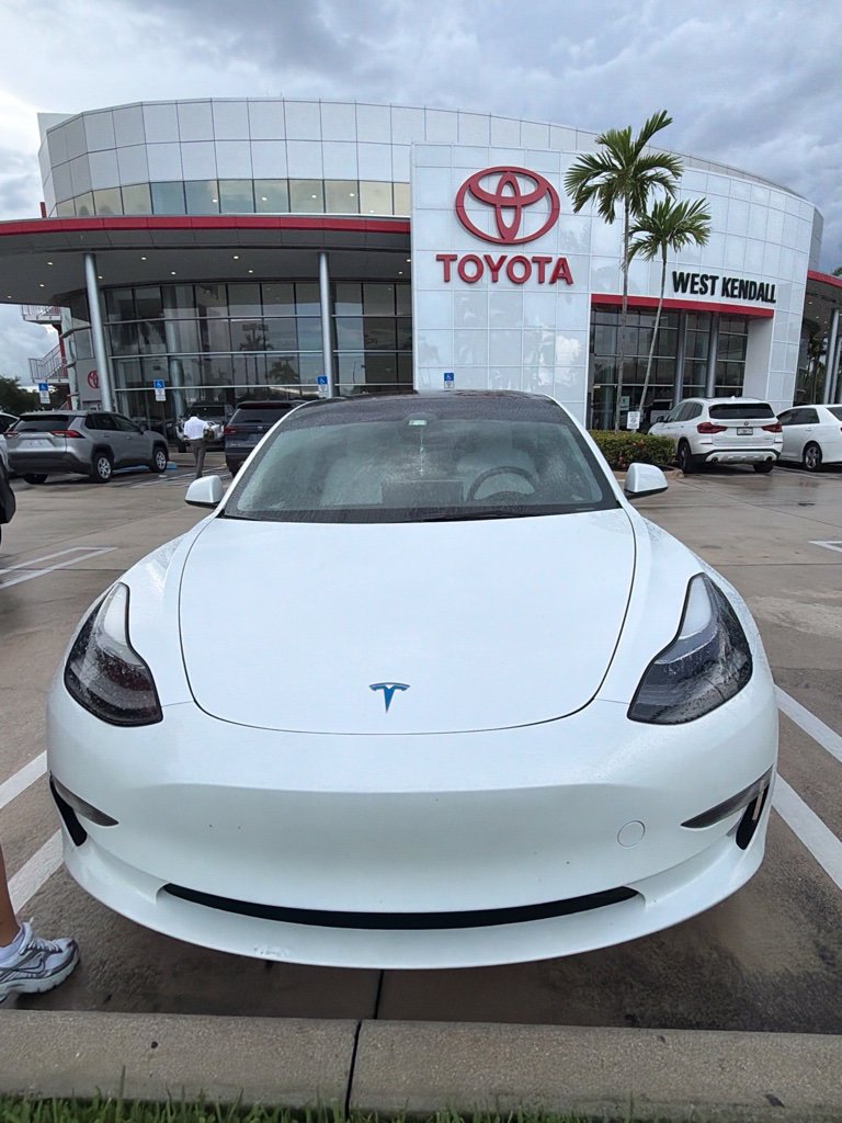 Used 2023 Tesla Model 3 Standard Range RWD image 1