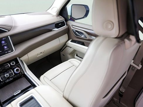 Used 2021 GMC Yukon XL Denali w/ Denali Premium Package image 31