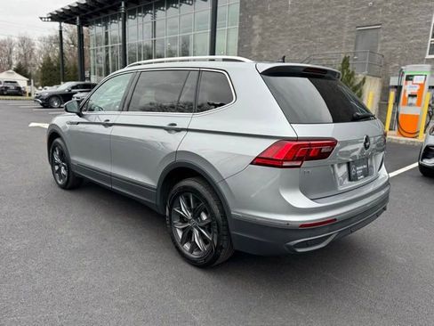 Used 2022 Volkswagen Tiguan SE w/ Panoramic Sunroof Package image 5