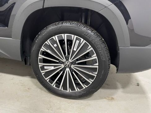 New 2026 Volkswagen Taos SE FWD image 8