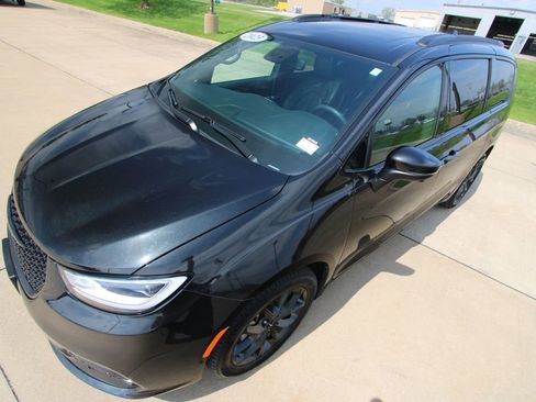 Used 2023 Chrysler Pacifica Touring-L w/ S Appearance Package image 17