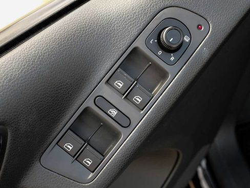 Used 2017 Volkswagen Tiguan S image 40