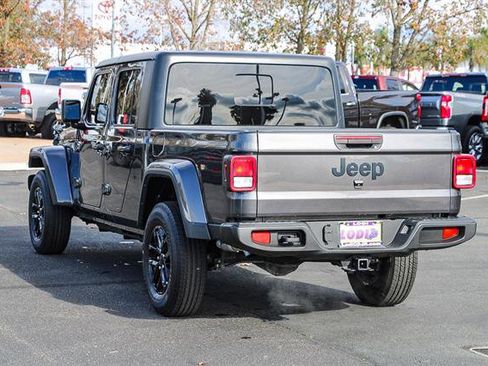 Used 2023 Jeep Gladiator Sport image 2
