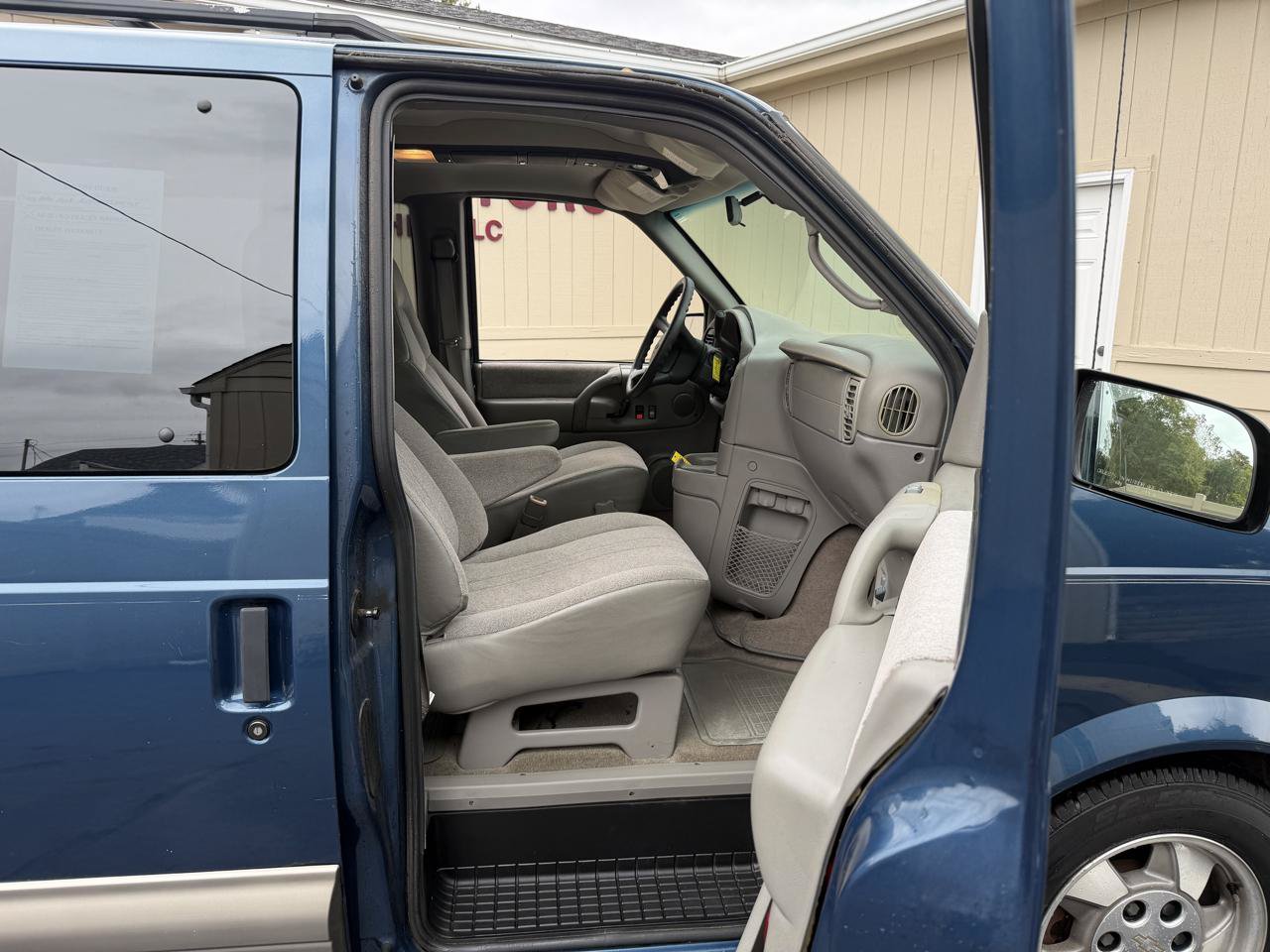 Used 2003 Chevrolet Astro Passenger AWD w/ LS Preferred Equipment Group image 3