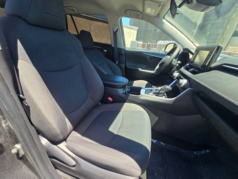 Used 2022 Toyota RAV4 LE AWD/4WD image 10