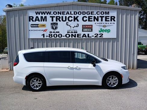 Used 2024 Chrysler Pacifica Touring-L FWD image 2