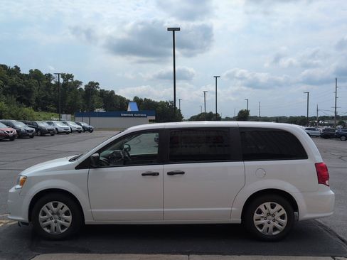 Used 2019 Dodge Grand Caravan SE w/ UConnect Hands-Free Group FWD image 5