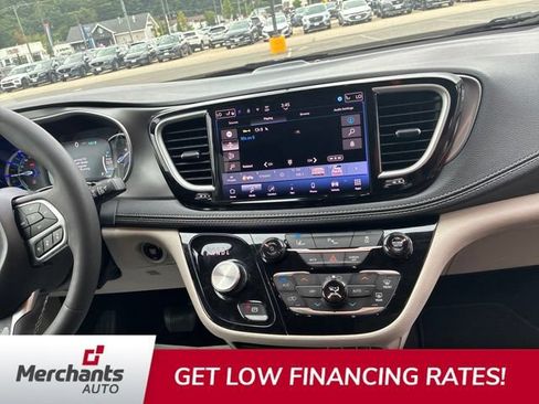 Used 2024 Chrysler Pacifica Limited FWD image 8