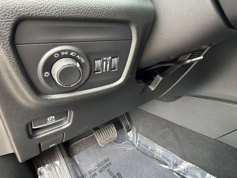 Used 2025 Jeep Grand Cherokee Laredo X w/ Luxury Tech Group I AWD/4WD image 25