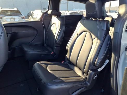 New 2026 Chrysler Pacifica Select image 16