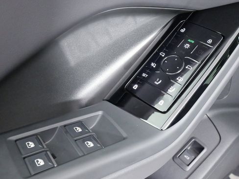 Used 2025 Audi Q6 e-tron Premium image 29