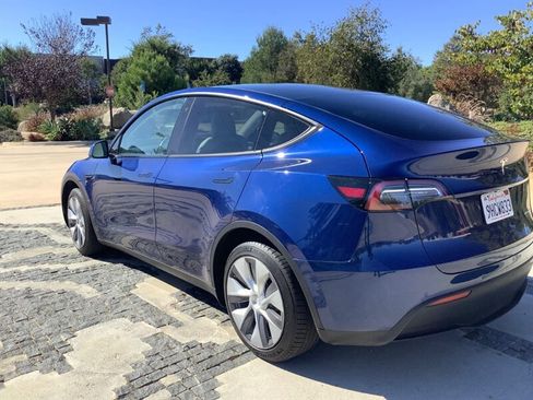 Used 2020 Tesla Model Y Long Range image 13