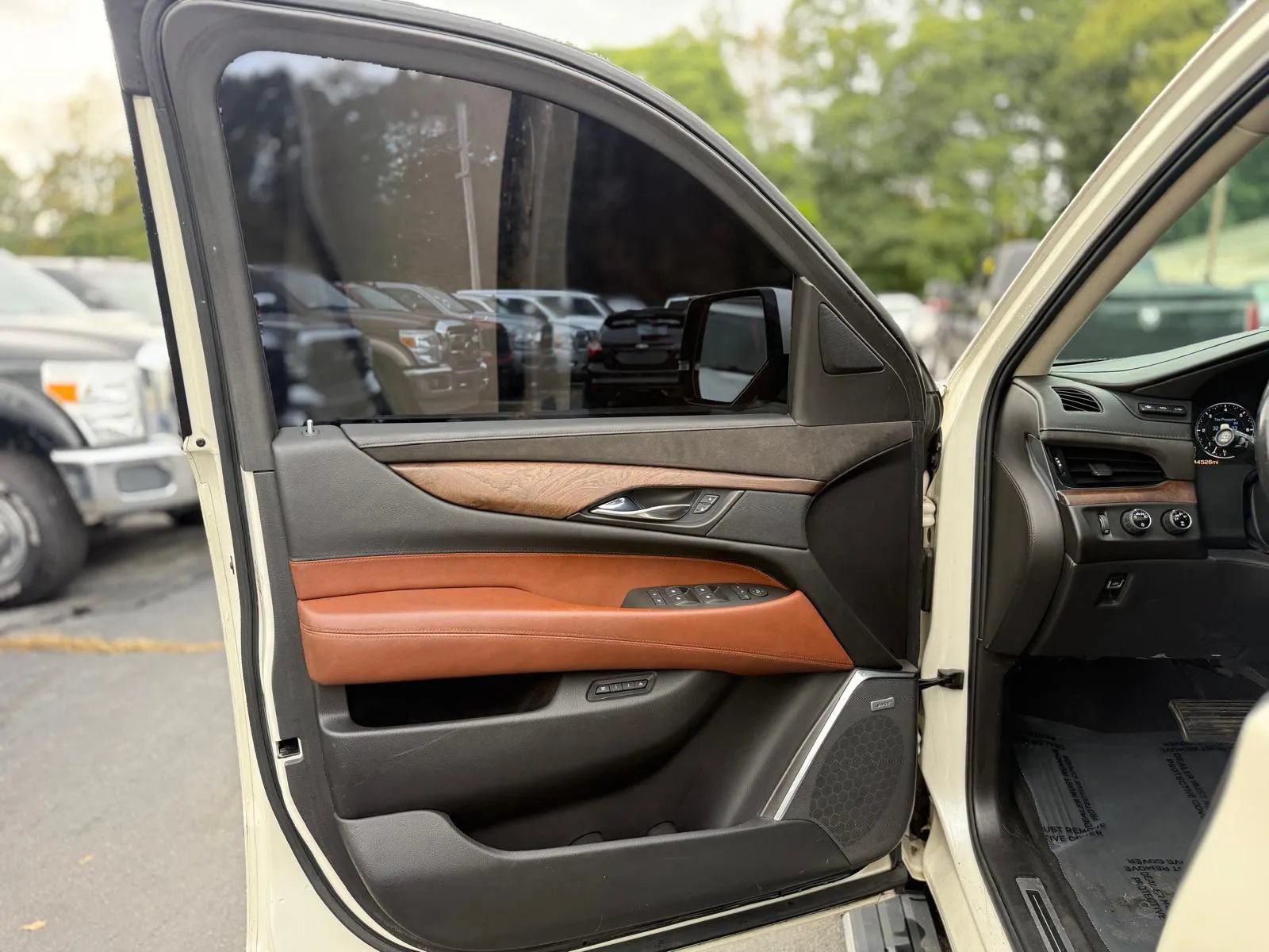 Used 2015 Cadillac Escalade ESV Premium AWD/4WD image 38