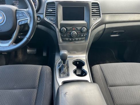 Used 2018 Jeep Grand Cherokee Laredo AWD/4WD image 11