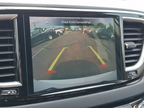 Used 2023 Chrysler Pacifica Touring-L FWD image 18