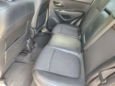 Used 2020 Chevrolet Trax LT w/ LT Convenience Package FWD image 12