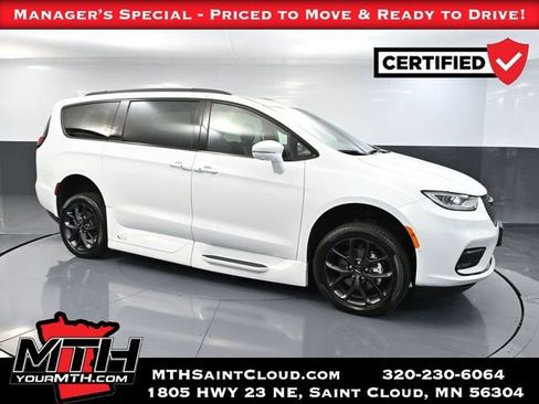 Used 2022 Chrysler Pacifica Touring-L w/ Uconnect Theater Family Group image 1