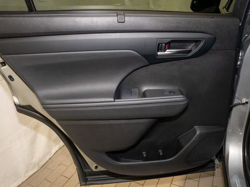 Used 2024 Toyota Highlander XLE image 12