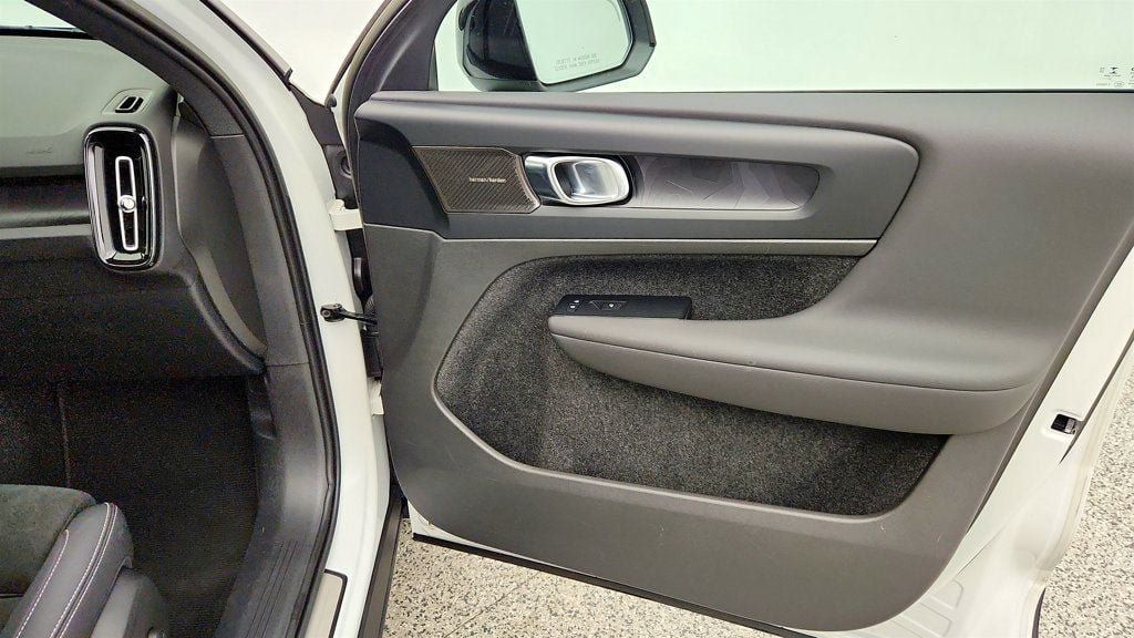 Used 2023 Volvo XC40 Recharge Ultimate AWD/4WD image 25