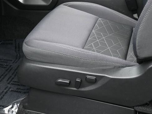 Used 2025 Nissan Frontier SV image 13