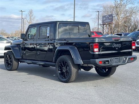 Used 2025 Jeep Gladiator Sport image 32