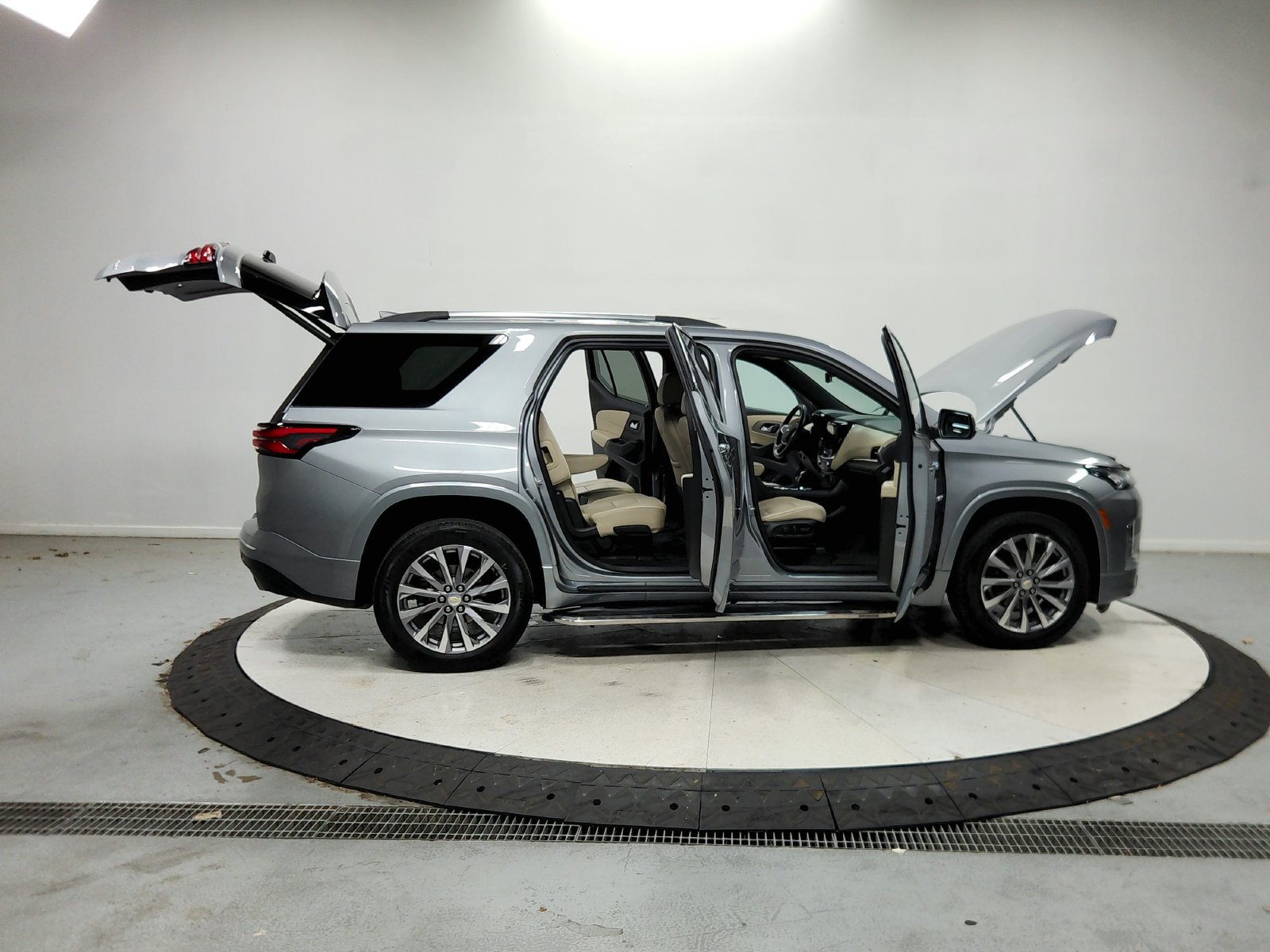 Used 2023 Chevrolet Traverse Premier FWD image 17