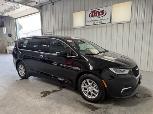 Used 2026 Chrysler Pacifica Select FWD image 2