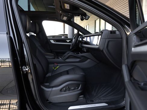 Certified 2025 Porsche Cayenne E-Hybrid AWD/4WD image 37