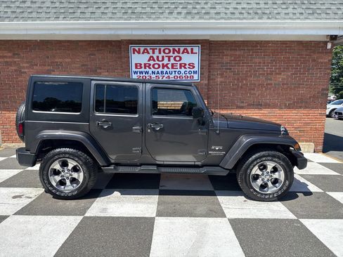 Used 2016 Jeep Wrangler Unlimited Sahara w/ Dual Top Group AWD/4WD image 2