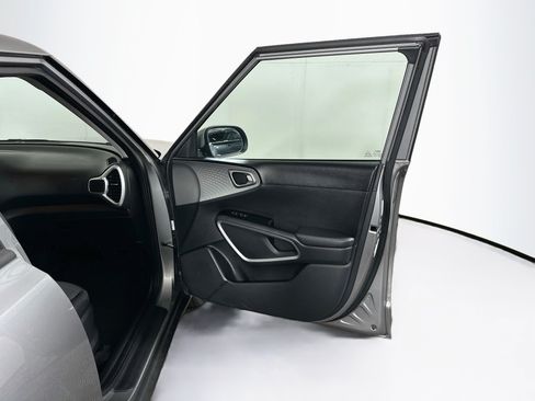 Used 2025 Kia Soul LX w/ LX Technology Package FWD image 30