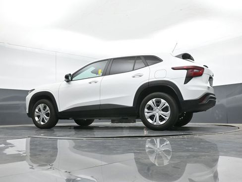 Used 2025 Chevrolet Trax LS image 37