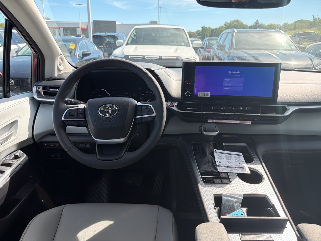 Used 2026 Toyota Sienna XLE FWD image 17
