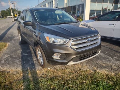 Used 2017 Ford Escape SE w/ SE Cold Weather Package FWD image 3